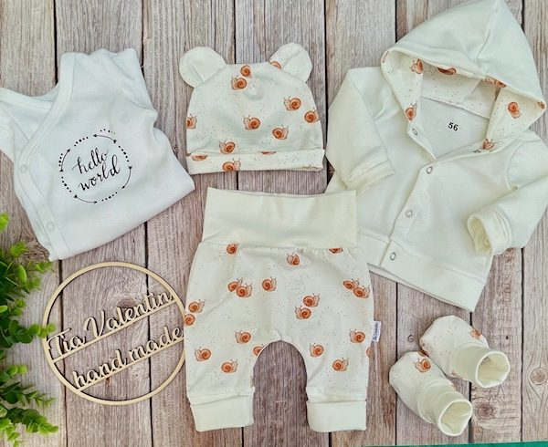 Kompletek za odhod iz porodnišnice Hello world motiv drobni polžki