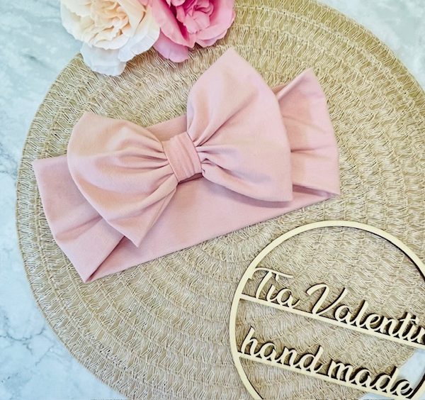 Trak za ušesa z mašno - pastel puder roza