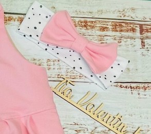 Trak za ušesa z mašno - roza in pikice