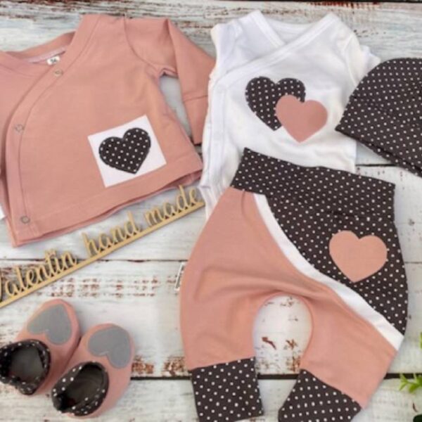 Kompletek za odhod iz porodnišnice – pastel puder roza in pikice