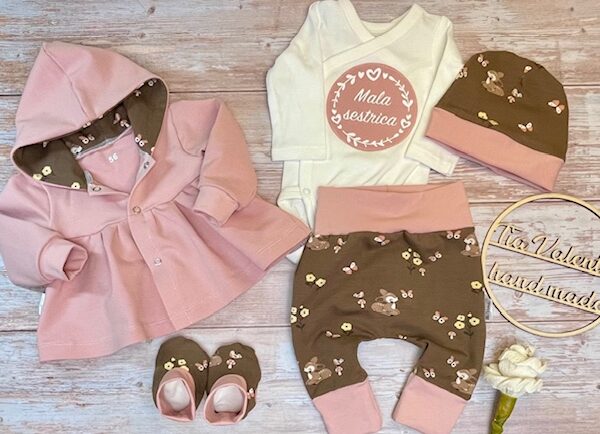 Kompletek za odhod iz porodnišnice "Mala sestrica", srnice na rjavi in pastel roza