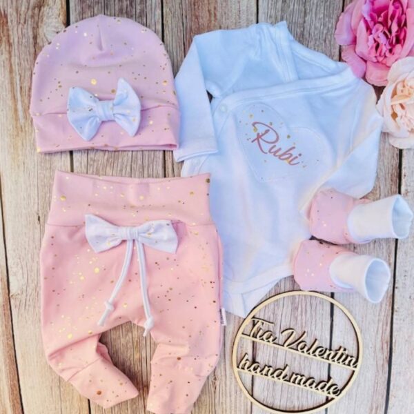 Kompletek za odhod iz porodnišnice št. 56 roza in zlate pikice - ime otroka