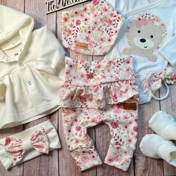 Kompletek za odhod iz porodnišnice Mala medvedka - cvetlični, 7 delni